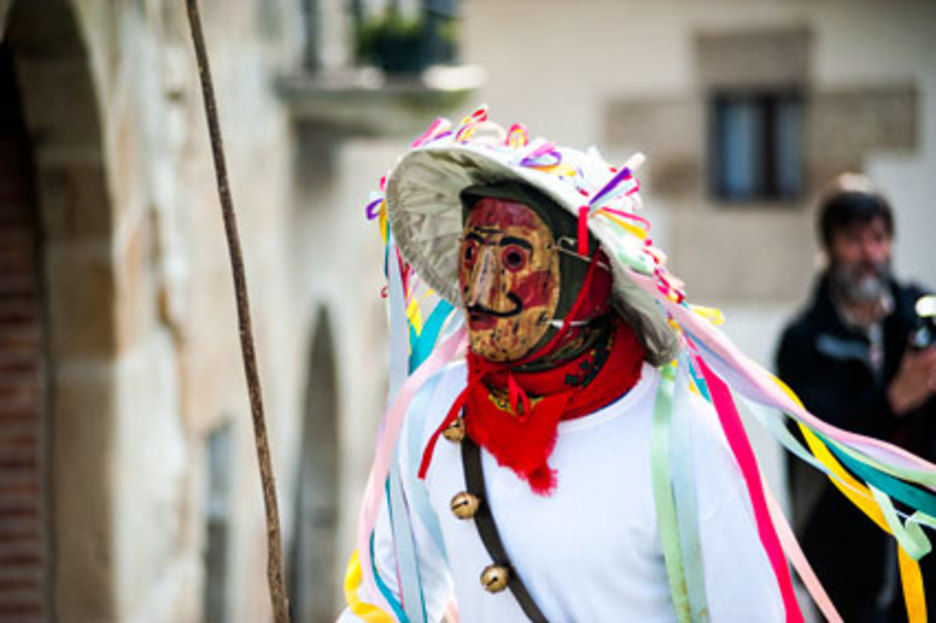 Ils courent les rues à la recherche des jeunes filles et ils essaient de pénétrer dans les maisons. ©Eliane Héguiaphal