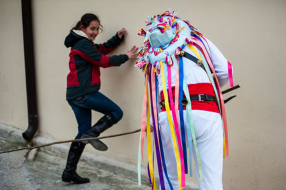 S'ils attrapent une fille, ils lui fouettent les pieds avec un fin bâton en noisettier, en reproduisant un ancien rite de fertilité. ©Eliane Héguiaphal