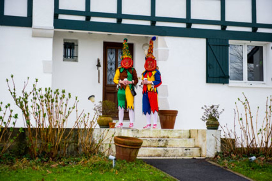 A Briscous (Labourd) un groupe de danseur (Oin Arin) fait la quête de maison en maison. ©Eliane Héguiaphal