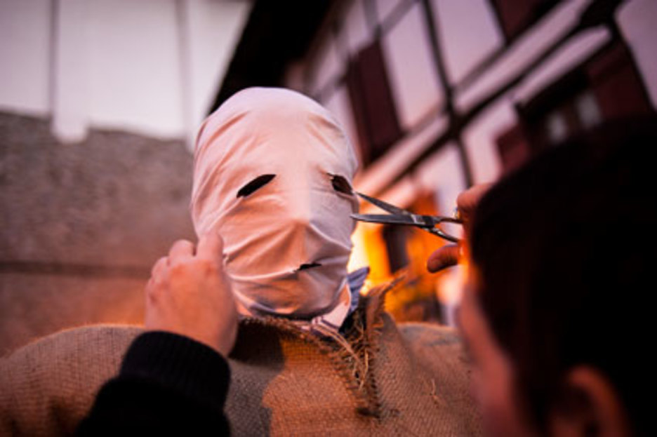 A Lesaka (Navarre) les Zaku Zaharrak investissent les rues. Ils se déguisent avec des vieux sacs remplis de foin, ils cachent leur visage avec un tissu blanc. ©Eliane Héguiaphal