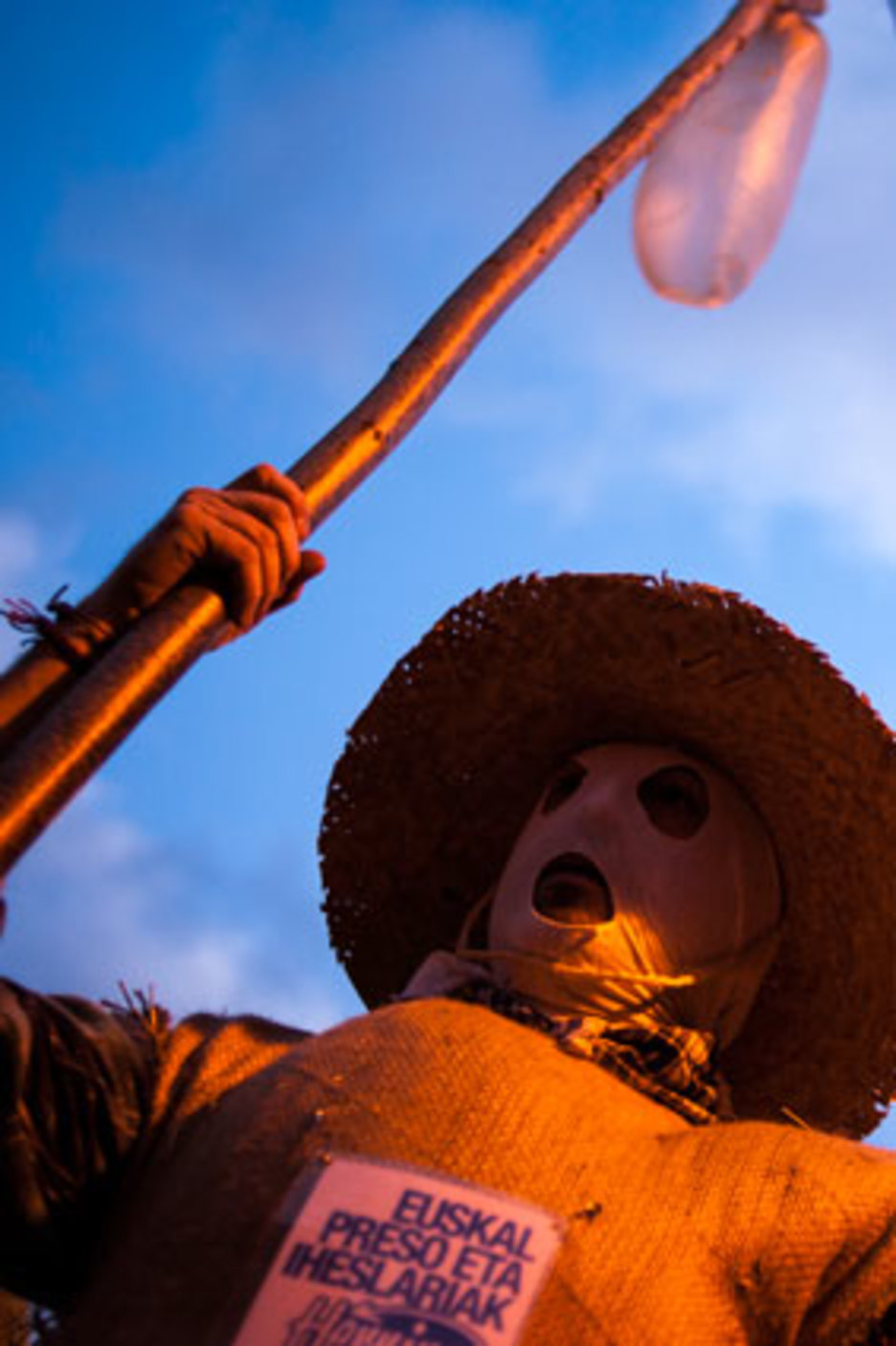 Le chef des Zaku Zahar porte une vessie gonflée au bout d'un long bâton. Les autres tapent les spectateurs avec leur vessie. ©Eliane Héguiaphal