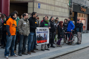 Imagen de la concentración convocada por la plataforma Iñigo Gogoan ante los juzgados de Bilbo. (ARGAZKI PRESS)