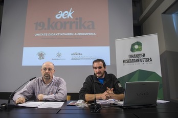 Asier Amondo eta Xan Aire, unitate didaktikoaren aurkezpenean. (Juanan RUIZ/ARGAZKI PRESS)