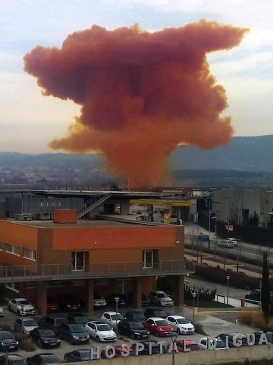 La explosión química ha provocado una gran nube tóxica. (AFP PHOTO)