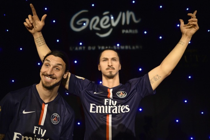 Ibrahimovic y su figura de cera en París. (Stephane DE SAKUTIN / AFP)