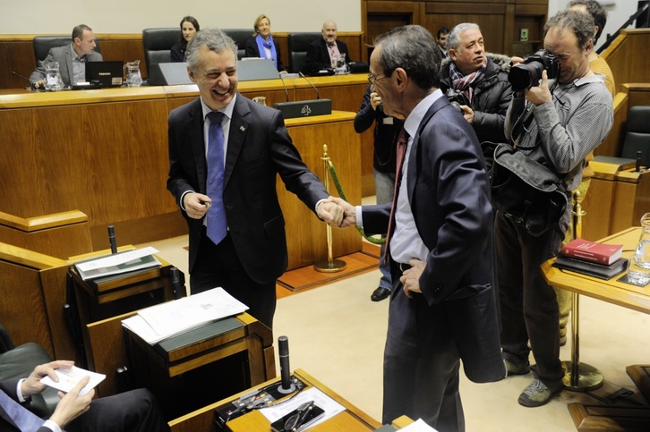 Urkullu saluda a Toña a su llegada al Pleno de hoy. (Juanan RUIZ / ARGAZKI PRESS) 