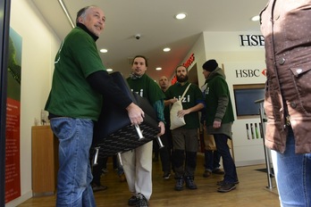 Bizi mugimenduko kideak, HSBC bankutik altzairuak ateratzen. (Sylvain SENCRISTO/ARGAZKI PRESS)