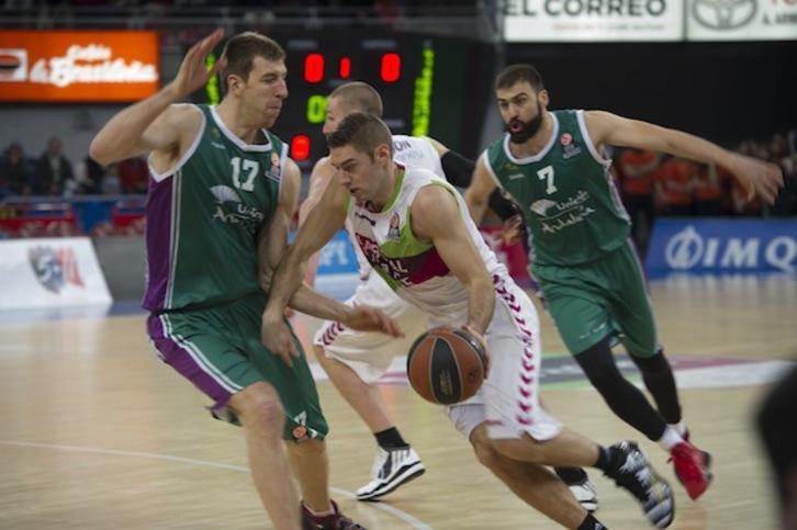 Un lance del encuentro entre Baskonia y Unicaja. (Raúl BOGAJO/ARGAZKI PRESS)