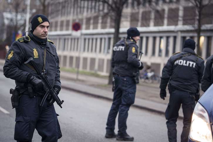 Policías en las inmediaciones de la estación de tren en la que ha sido abatido el supuesto autor de dos tiroteos. (CLAUS BJORN LARSEN / AFP)