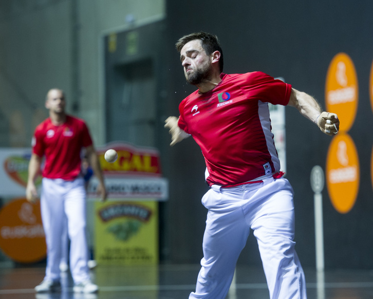 Berasaluze pilota astintzen. (Marisol RAMIREZ / ARGAZKI PRESS)