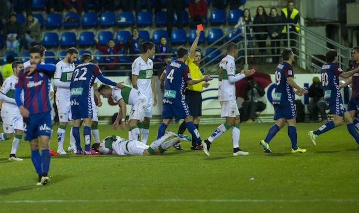 Piovaccari ha visto la roja tras saltar con su brazo extendido contra el rostro de Albácar. (Juanan RUIZ / ARGAZKI PRESS)