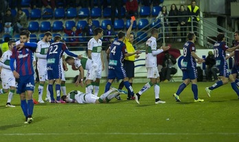 Piovaccari ha visto la roja tras saltar con su brazo extendido contra el rostro de Albácar. (Juanan RUIZ / ARGAZKI PRESS)