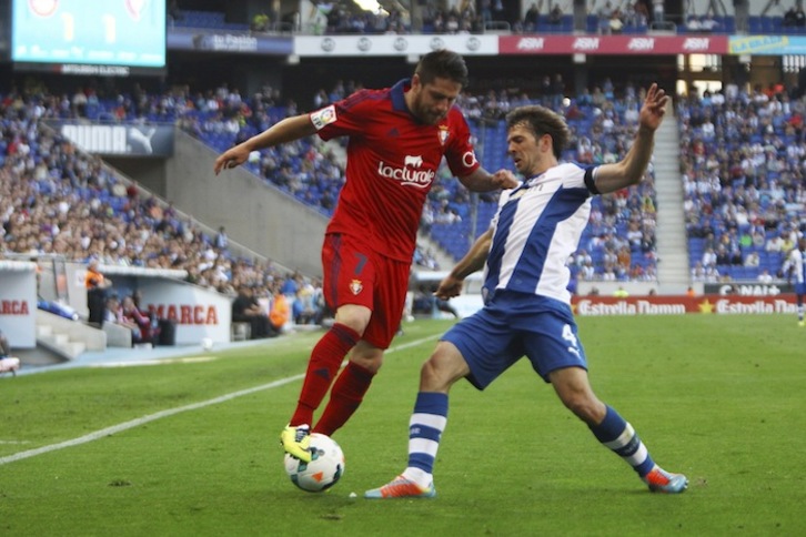 Acuña y Víctor Sánchez, en un momento del partido de la temporada pasada. (Ricard ROVIRA)