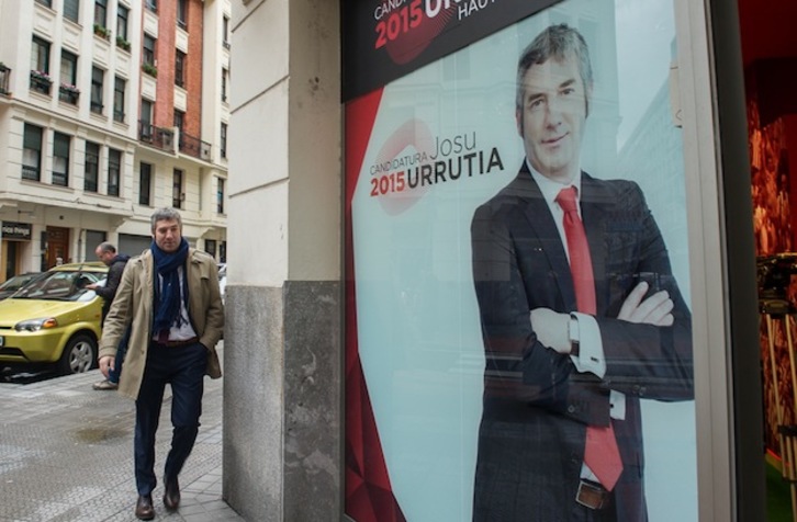 Josu Urrutia llega a su oficina electoral en Bilbo. (ARGAZKI PRESS)