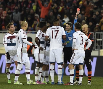 Xabi Alonso ha sido expulsado por el navarro Undiano Mallenco. (Tobias SCHWARZ /AFP) 