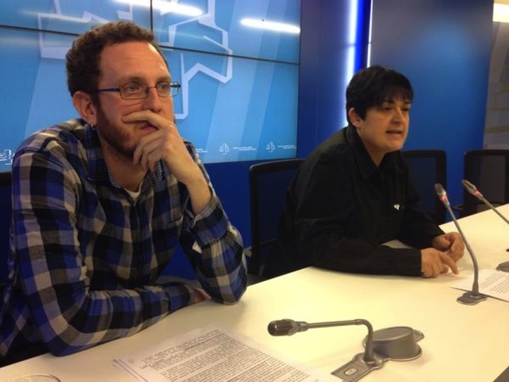 Igor López de Munain y Marian Beitialarrangoitia, en la rueda de prensa ofrecida hoy. (@EHBILDU_LEGEBIL)