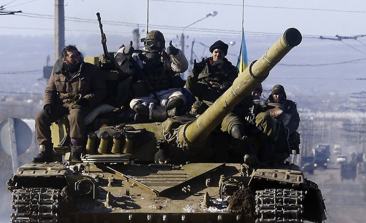 Soldados ucranianos abandonan la localidad de Debaltsevo, en el este del país. (Anatoli STEPANOV/AFP)
