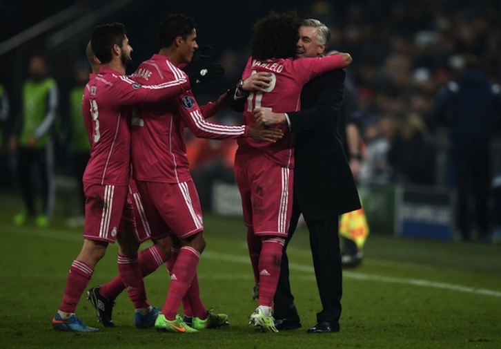 Los madridistas celebran con su entrenador el 0-2, obra de Marcelo. (Patrik STOLLARZ / AFP)