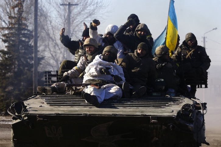 Soldados ucranianos, en su retirada de Debaltsevo. (Anatolii STEPANOV/AFP PHOTO)