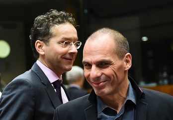 El presidente del Eurogrupo, Jeroen Dijsselbloem, pasa tras el ministro de Finanzas griego, Yanis Varoufakis. (Emmanuel DUNAND/AFP HOTO)