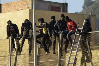 Un salto anterior en la valla de Melilla. (Blasco DE AVELLANEDA / AFP)