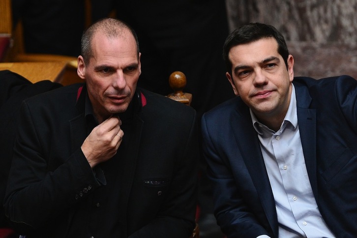 El ministro de Finanzas, Yanis Varoufakis, y el primer ministro, Alexis Tsipras, ayer en el Parlamento griego. (Louisa GOULIAMAKI/AFP) 