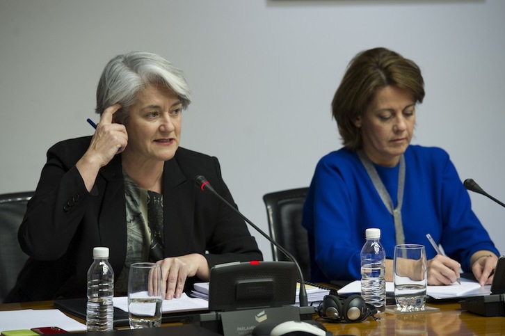 Yolanda Barcina y la consejera de Hacienda, Lourdes Goicoechea. (Iñigo URIZ / ARGAZKI PRESS)