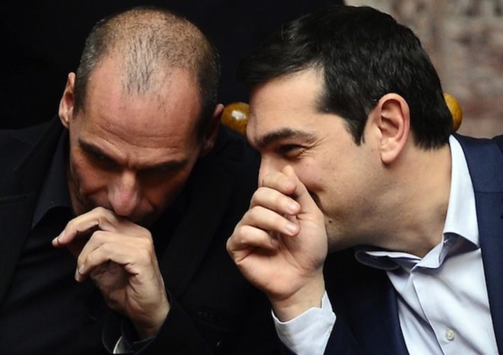 El primer ministro griego, Alexis Tsipras, habla con su ministro de Finanzas, Yanis Varoufakis. (Louisa GOULIAMAKI/AFP PHOTO)