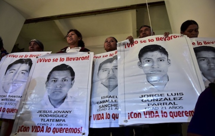 Familiares de algunos de los 43 jóvenes desaparecidos en Iguala el pasado mes de setiembre. (Yuri CORTEZ/AFP PHOTO)
