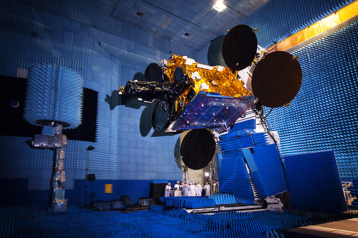 Satélite SES-6, con todos sus reflectores desplegados, poco antes de ser enviado al espacio. (Toby SMITH)