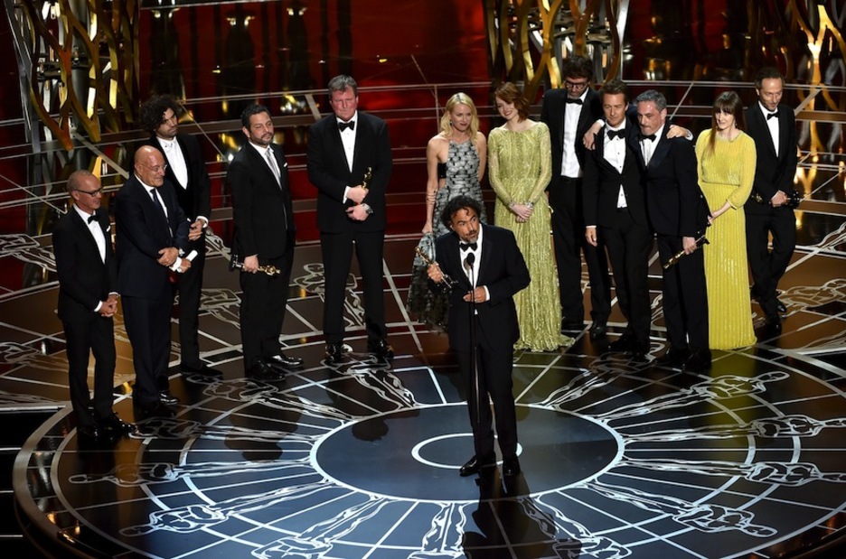 El equipo de ‘Birdman’, en el escenario del Teatro Dolby. (Kevin WINTER / AFP)