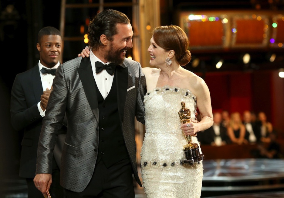 Julianne Moore recibió su premio a la mejor actriz de manos de Matthew McConaughey. (Christopher POLK / AFP) 