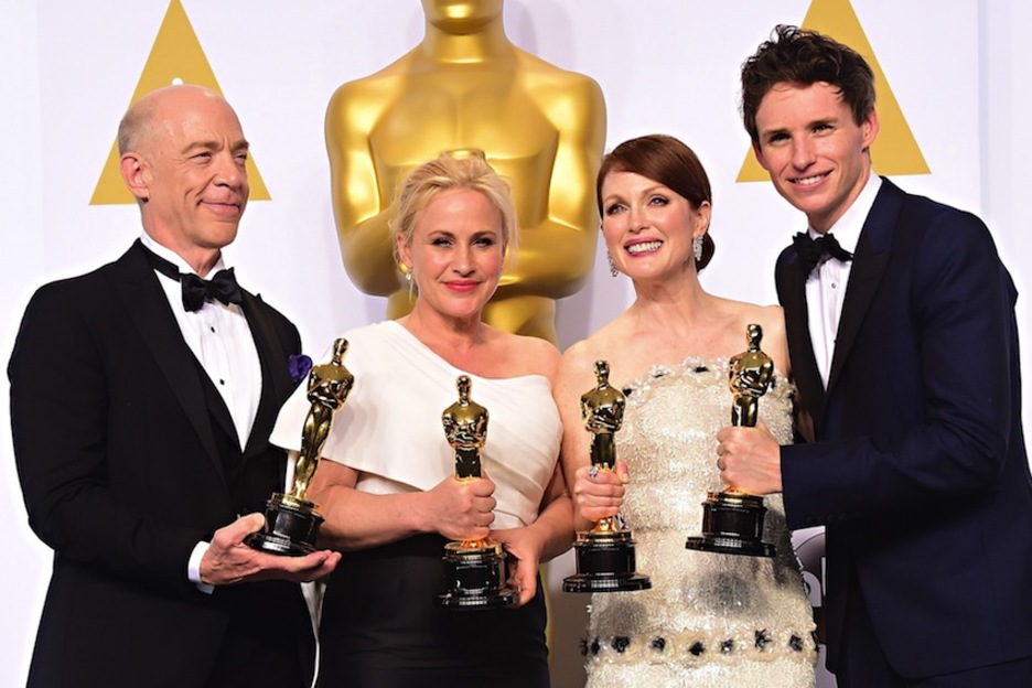 Los cuatro actores galardonados posan con sus estatuillas. (Kevin WINTER / AFP)
