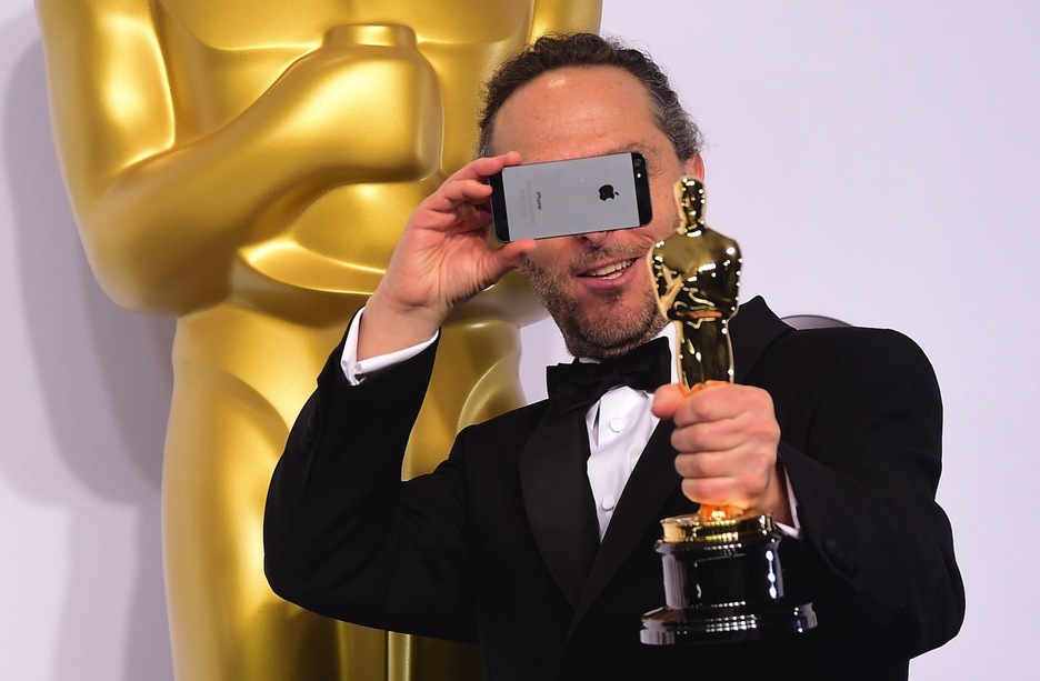 El mexicano Emmanuel Lubezki repite con el premio a la mejor fotografía, el año pasado con ‘Gravity’ y este con ‘Birdman’. (Frederic J. BROWN / AFP) 