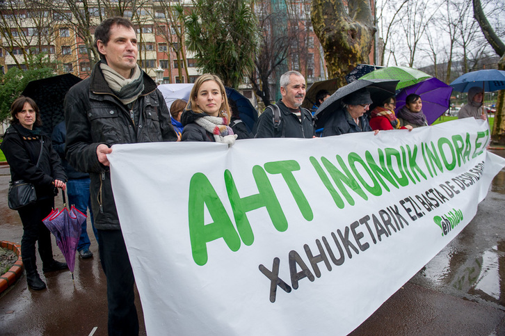 Concentración anti-TAV frente al Palacio Euskalduna. (ARGAZKI PRESS)