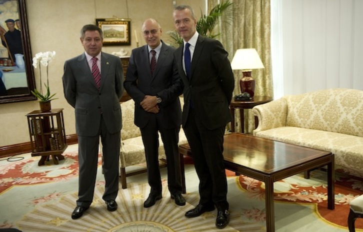 Mikel Cabieces, junto a Rodolfo Ares y Antonio Camacho. (Raul BOGAJO/ARGAZKI PRESS)