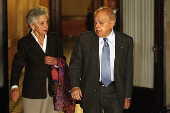Jordi Pujol y su esposa, Marta Ferrusola, llegan al Parlament. (Quique GARCIA/AFP) 
