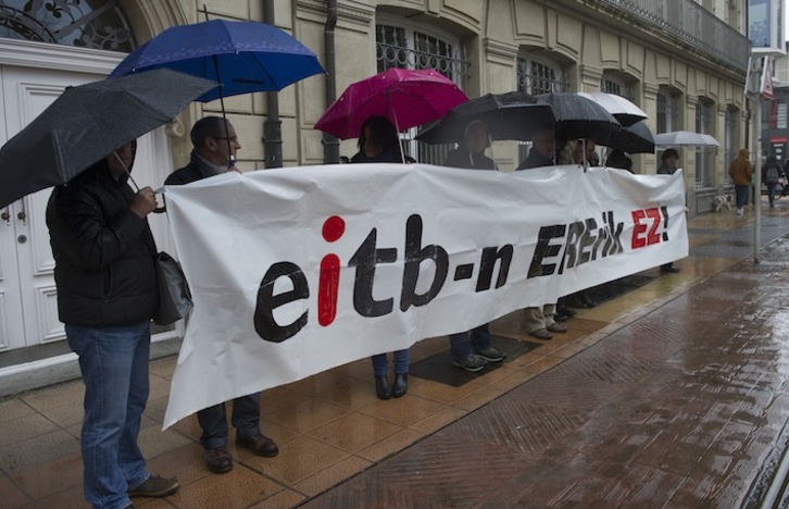 Protesta de trabajadores de EiTB ante la Cámara de Gasteiz. (Raul BOGAJO/ARGAZKI PRESS)