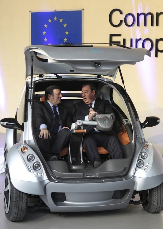 Jesús Echave, uno de los querellados, y el entonces presidente de la Comisión Europea, José Manuel Durao Barroso, aplauden en la presentación de Hiriko en Bruselas, en enero de 2012. (Georges GOBET/AFP) 