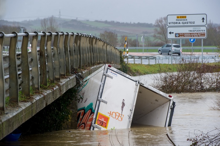Una camioneta atascada bajo un puente en el Zadorra, en Gasteiz. (ARGAZKI PRESS)