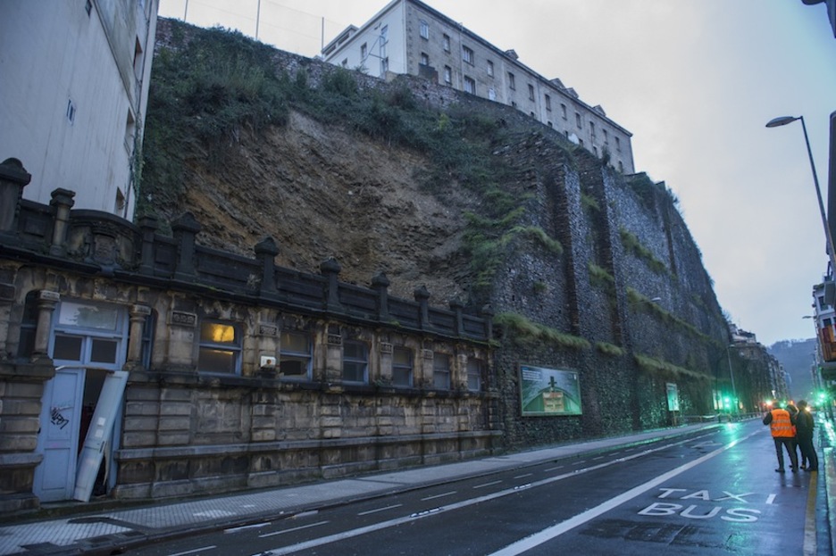 En Donostia, la lluvia ha causado un desprendimiento en el cerro de San Bartolomé. (Jon URBE/ARGAZKI PRESS)