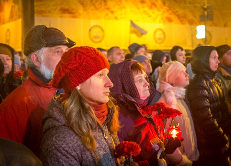 Ucranianos escuchan al presidente del país durante los actos de recuerdo, (Pablo GONZÁLEZ)