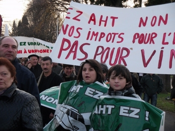 AHTren kontra egindako manifestazioaren irudia.