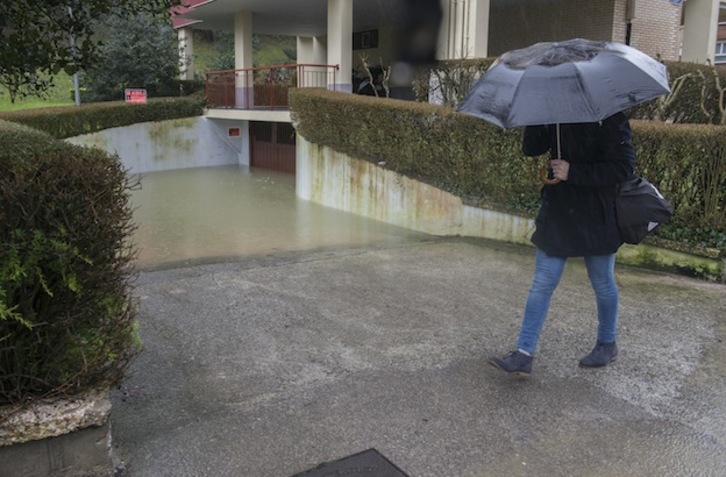 Caminando contra el viento y la lluvia en Donostia. (Gorka RUBIO / ARGAZKI PRESS)
