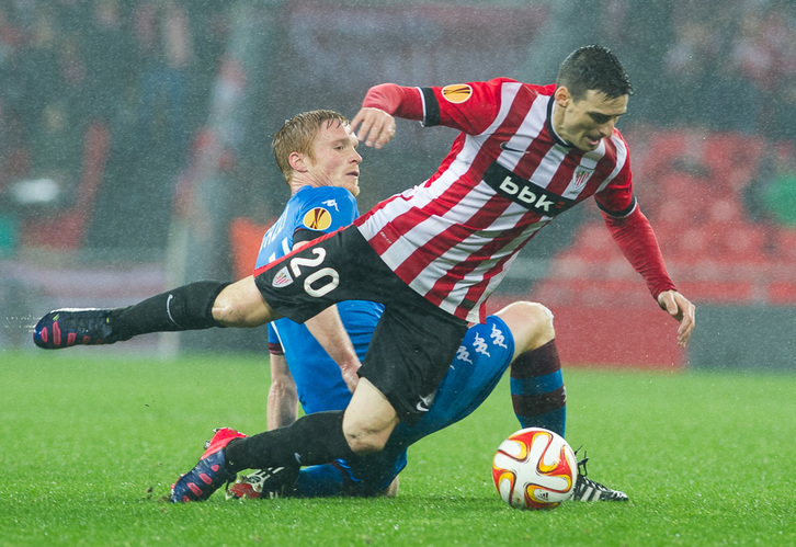 Aduriz cae en un momento del partido de hoy. (Monika DEL VALLE / ARGAZKI PRESS)
