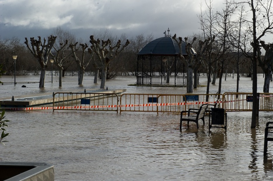 El Ebro, además de calles y garajes, también ha inundado parques. (Iñigo URIZ/ARGAZKI PRESS)