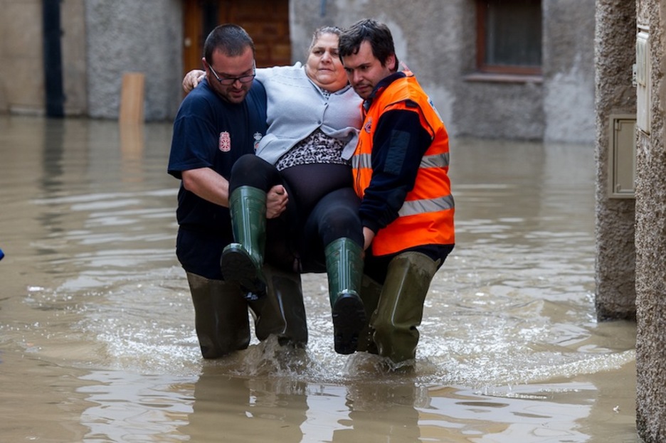 Los servicios de emergencia han trabajado duro para evacuar a vecinos de Tutera. (Iñigo URIZ/ARGAZKI PRESS)