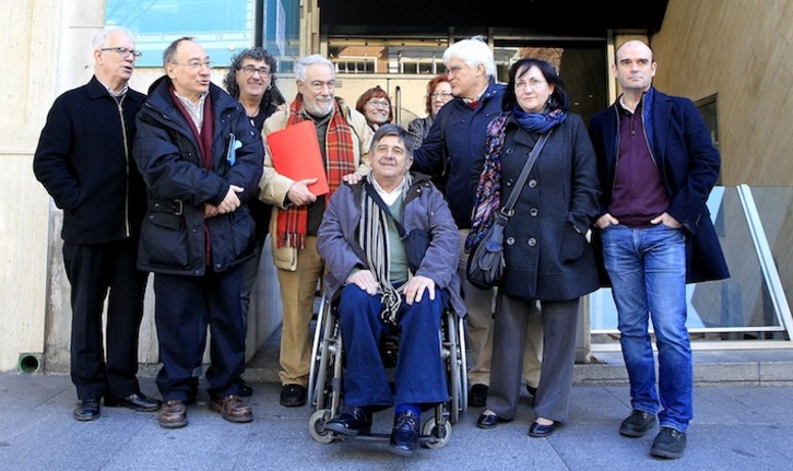 Los denunciantes, antes de entrar en el consulado argentino en Madrid. (J.DANAE/ARGAZKI PRESS9