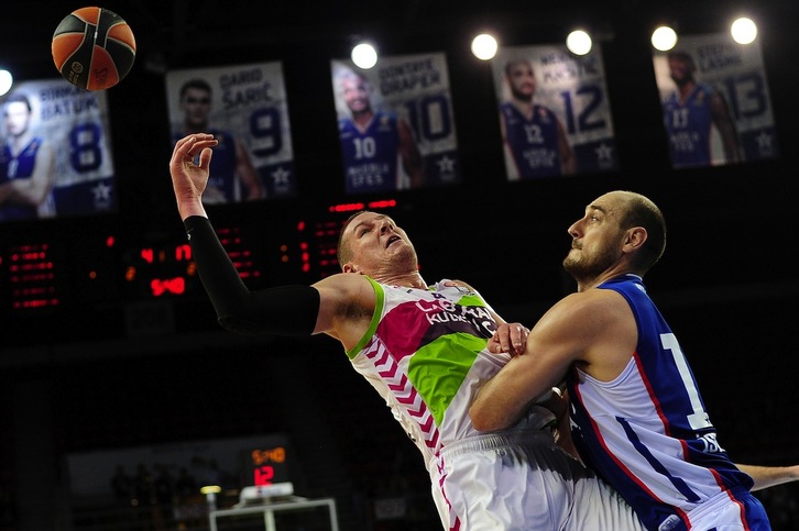 Iverson y Krstic, pugnan por un balón. (Ozan KOSE / AFP)