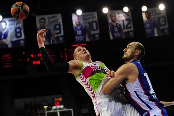 Iverson y Krstic, pugnan por un balón. (Ozan KOSE / AFP)